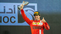 Carlos Sainz se svou trofejí za třetí místo po závodě v Abú Zabí
