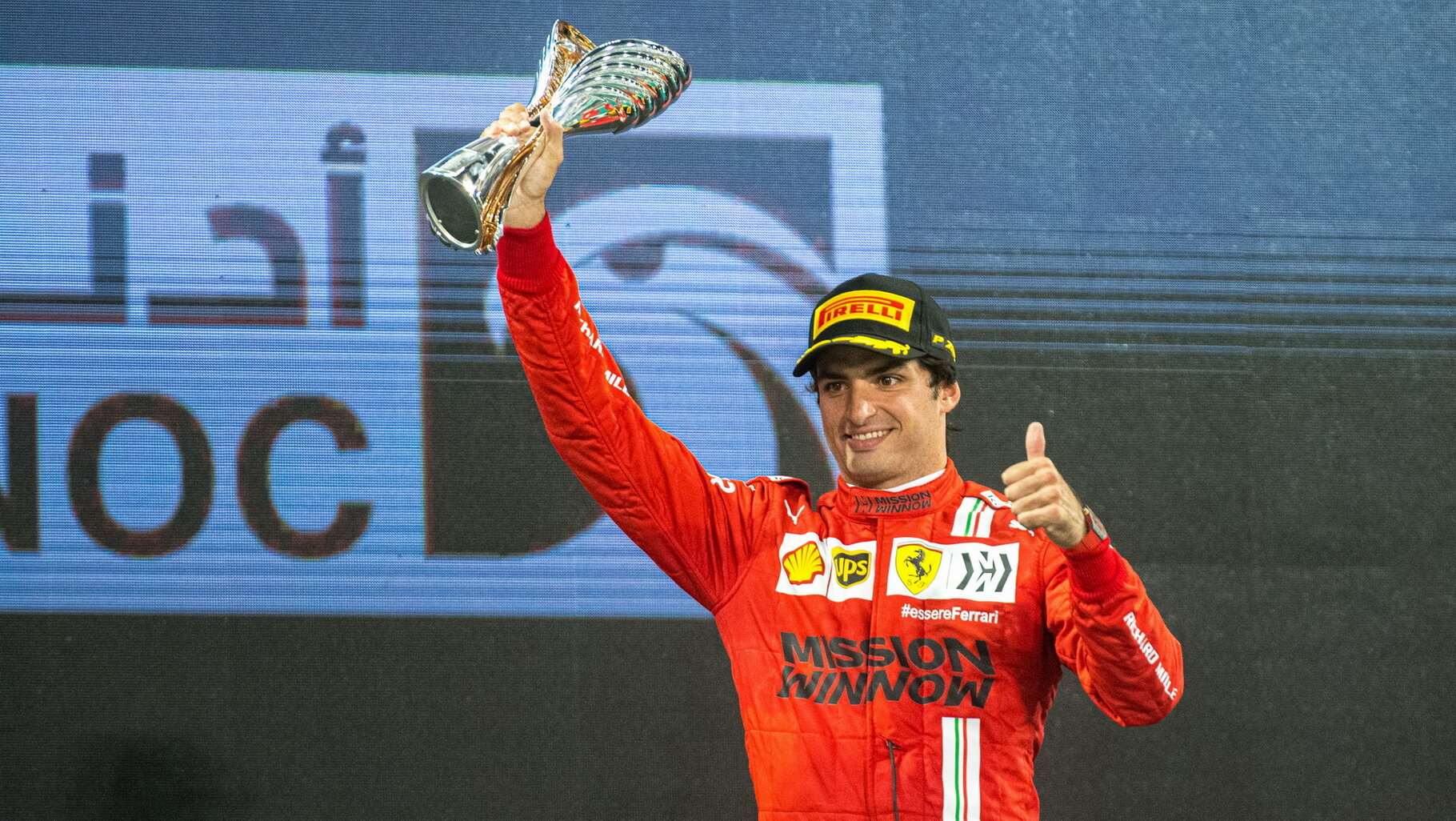 Carlos Sainz se svou trofejí za třetí místo po závodě v Abú Zabí
