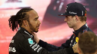 Lewis Hamilton gratuluje Maxovi Verstappenovi po závodě v Abú Zabí