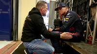 Max Verstappen se svým otcem po úspěšném závodě v Abú Zabí