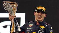 Max Verstappen se svou trofejí za první místo po závodě v Abú Zabí