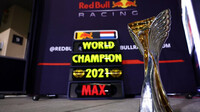 Trofej Maxe Verstappen v Abú Zabí