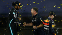 Lewis Hamilton gratuluje Christianu Hornerovi k vítězství v závodě v Abú Zabí