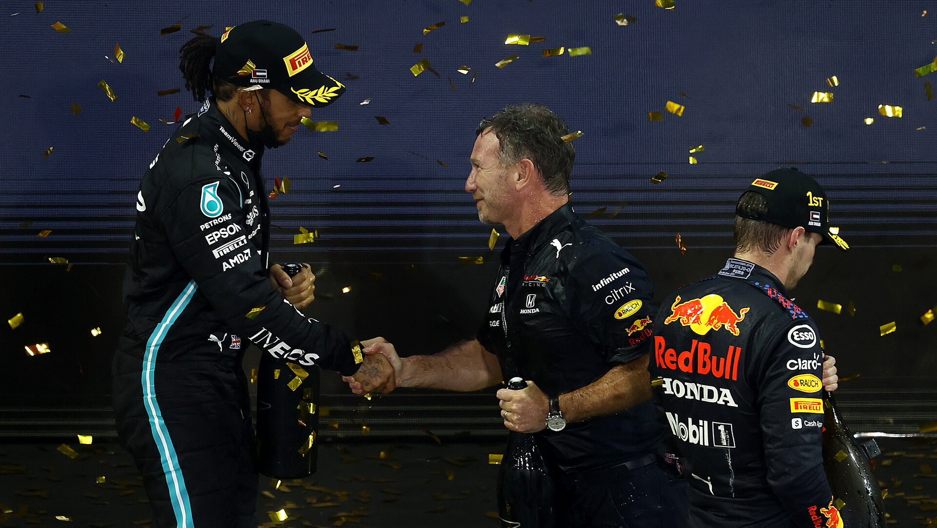 Lewis Hamilton gratuluje Christianu Hornerovi k vítězství v závodě v Abú Zabí