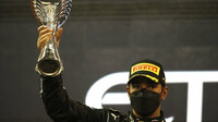 Lewis Hamilton se svout trofejí za druhé místo po závodě v Abú Zabí