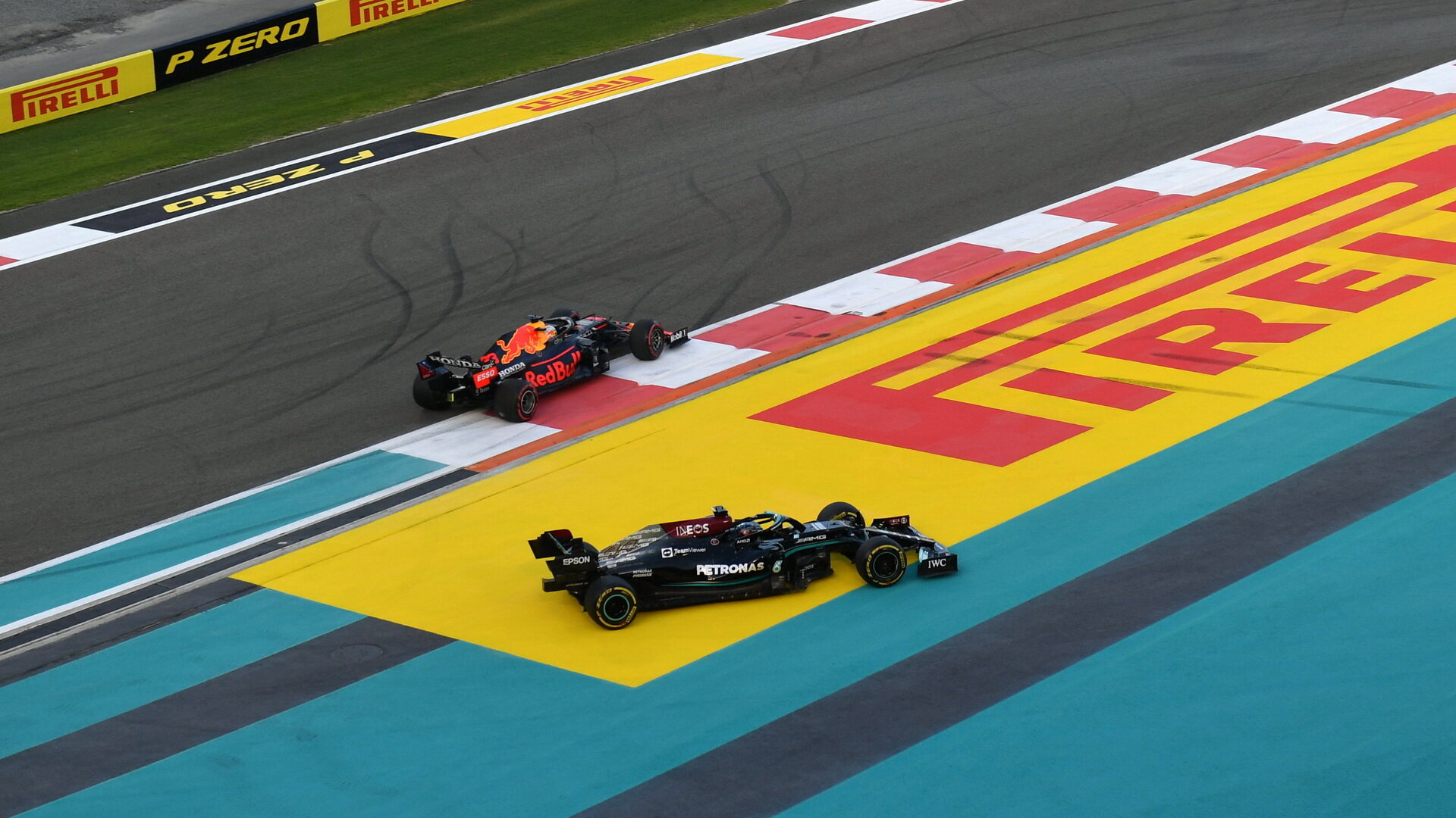 Max Verstappen a Lewis Hamilton v první zátačce po startu závodu v Abú Zabí