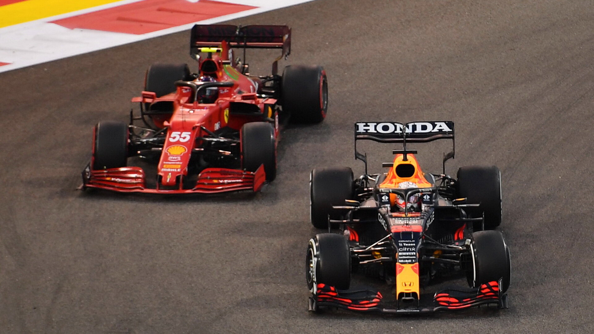 Max Verstappen a Carlos Sainz v závodě v Abú Zabí