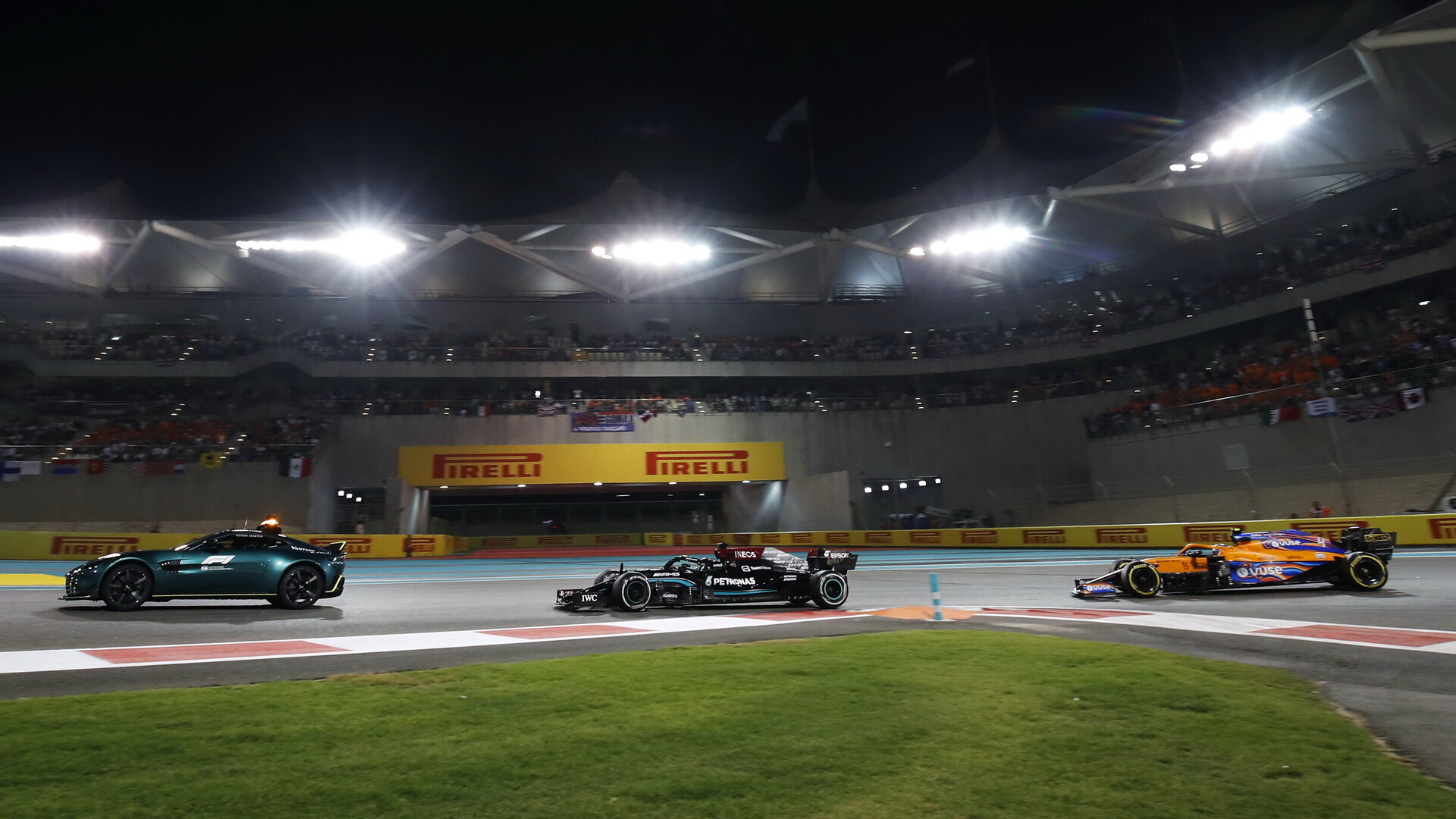 Lewis Hamilton v průběžném vedení závodu za zpomalovacím vozem