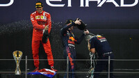 Carlos Sainz a Max Verstappen slaví po závodě v Abú Zabí