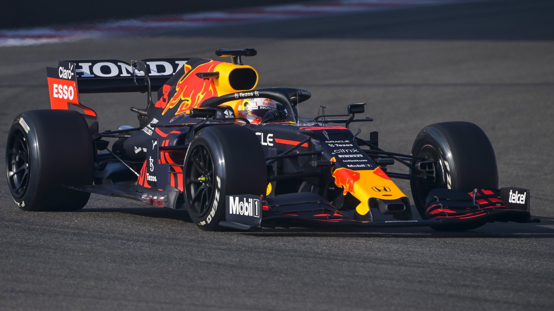 Max Verstappen s Red Bullem během testu 18" pneumatik Pirelli v Abú Zabí
