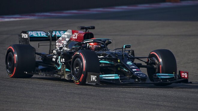 Geroge Russell s Mercedesem během testu 18" pneumatik Pirelli v Abú Zabí