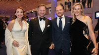 Christian Horner se svou ženou a Valtterim Bottasem na galavečeru FIA