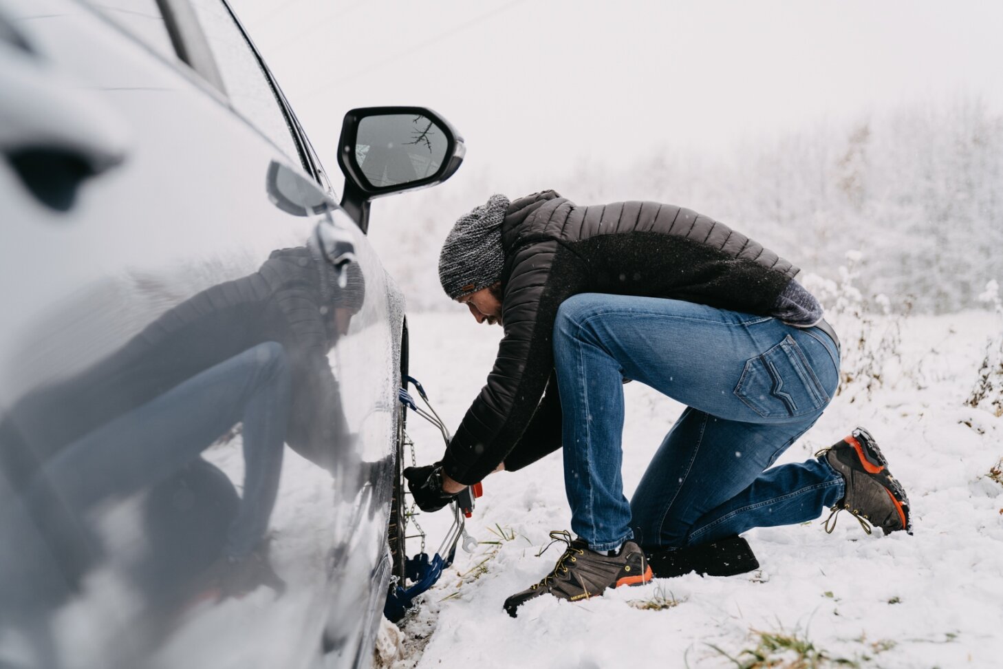 Vyplatí se po celé zimní období vozit v autě sněžné řetězy