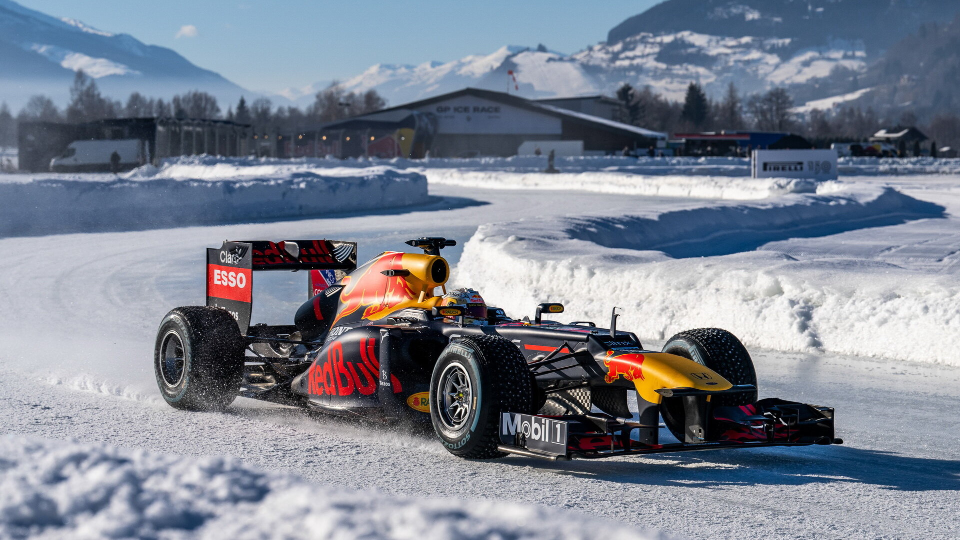 Max Verstappen s Red Bullem na zamrzlé trati v Zell am See