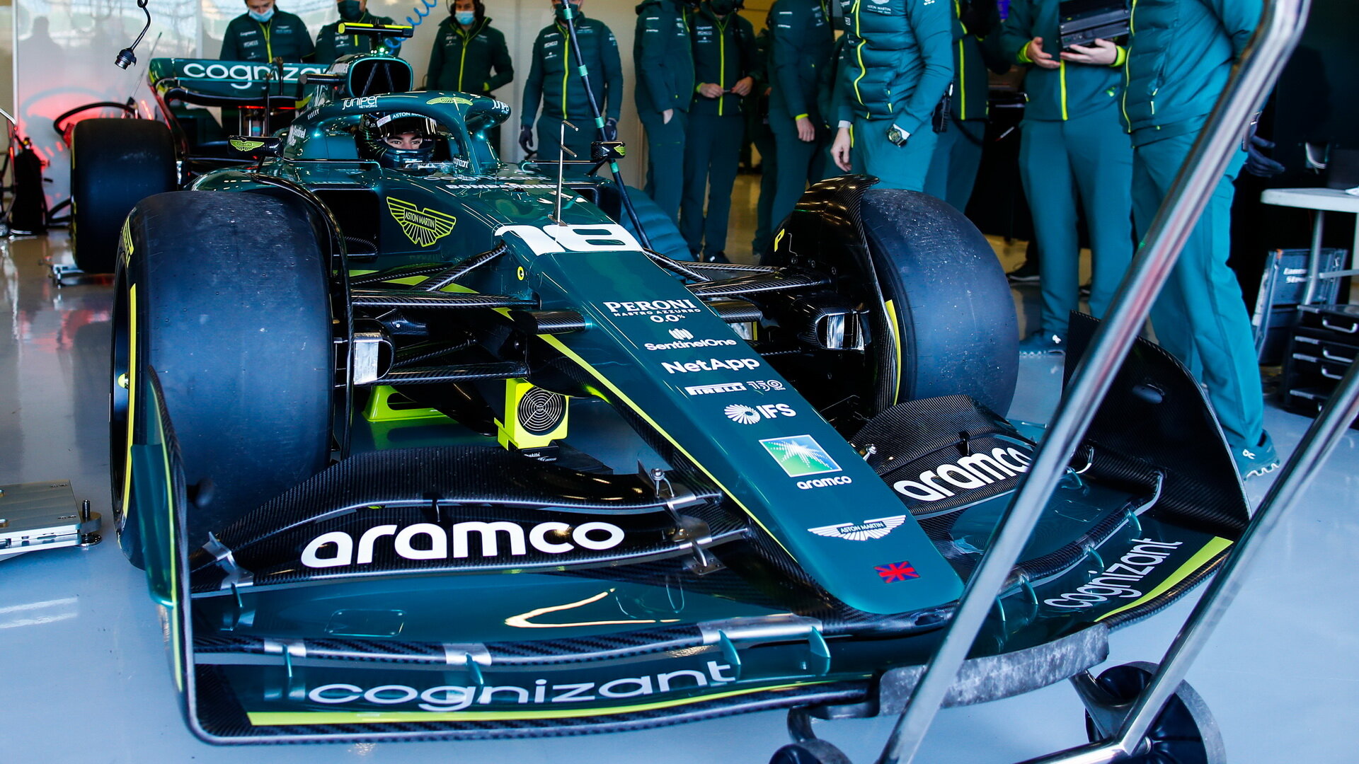 Lance Stroll při dalším testování vozu Aston Martin AMR22 v Silverstone