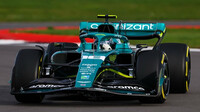 Lance Stroll při dalším testování vozu Aston Martin AMR22 v Silverstone