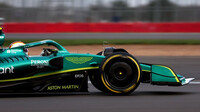 Sebastian Vettel při dalším testování vozu Aston Martin AMR22 v Silverstone