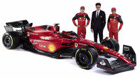 Mattia Binotto se svými jezdc a novým vozem Ferrari F1-75