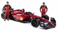 Závodní piloti Charles Leclerc a Carlos Sainz s novým Ferrari F1-75