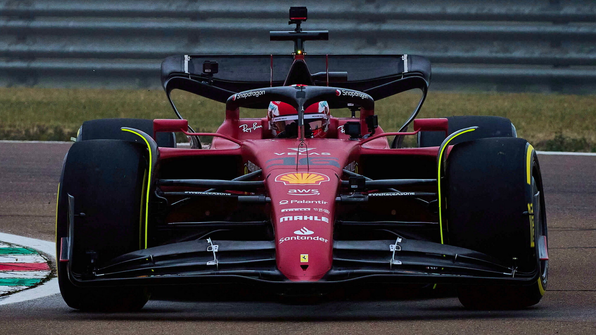 Charles Leclerc s novým Ferrari F1-75 během soukromého testu ve Fioranu