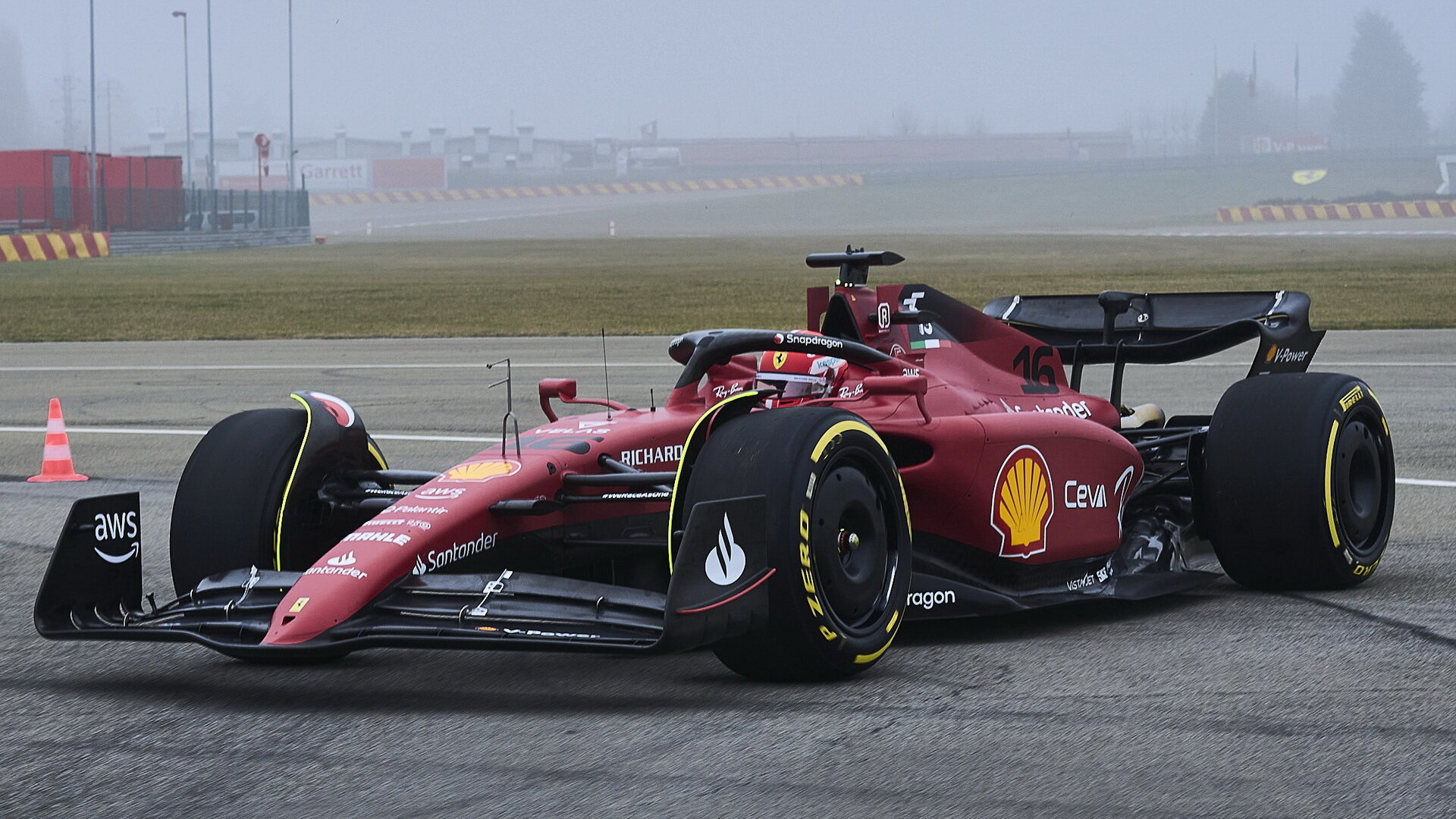 Charles Leclerc s novým Ferrari F1-75 během soukromého testu ve Fioranu