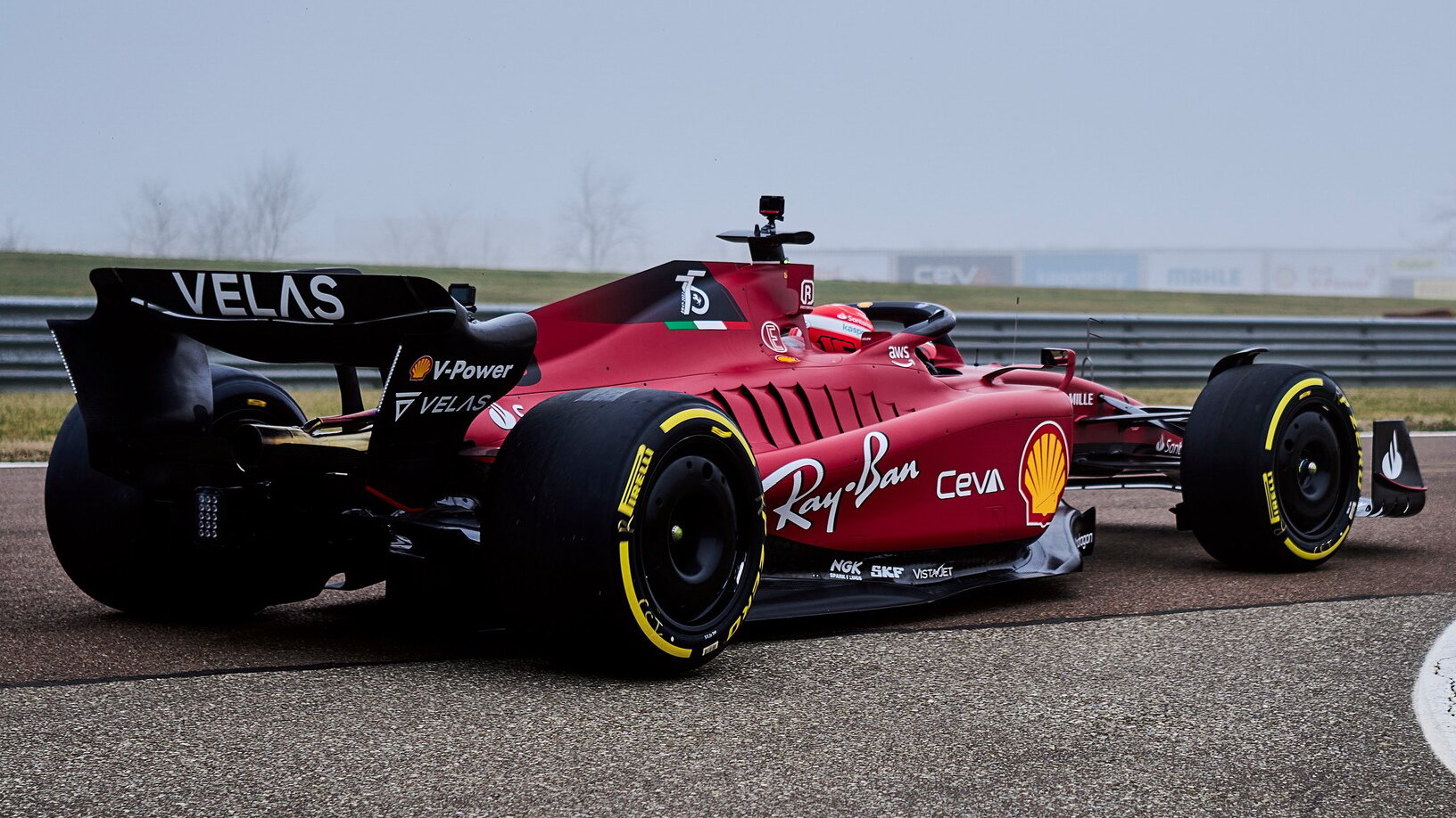 Charles Leclerc s novým Ferrari F1-75 během soukromého testu ve Fioranu