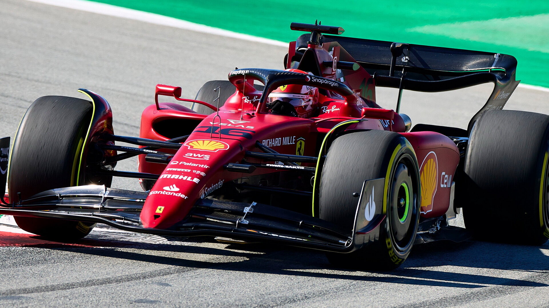 Charles Leclerc s Ferrari F1-75 v Barceloně