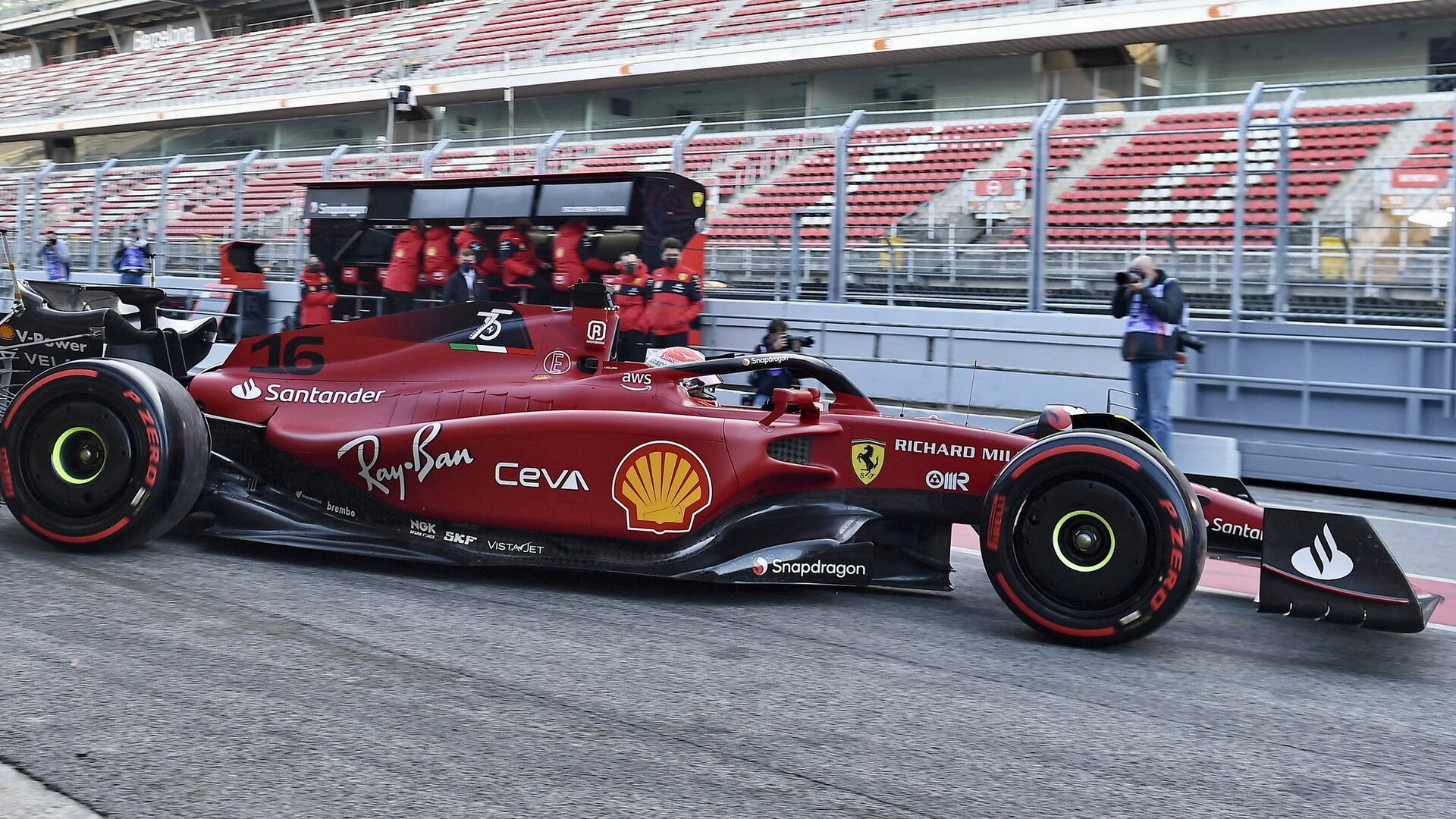 Charles Leclerc s Ferrari F1-75 v Barceloně