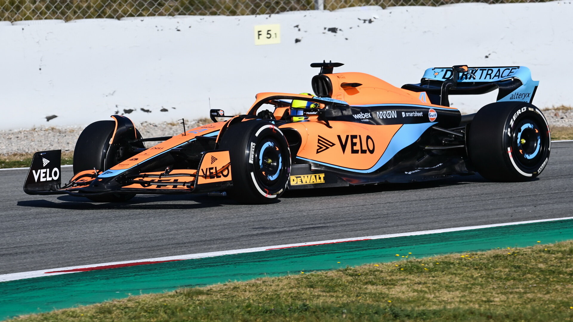 Lando Norris testuje první den v Barceloně