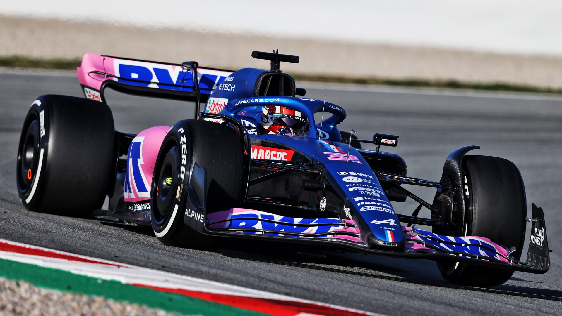 Esteban Ocon testuje druhý den v Barceloně