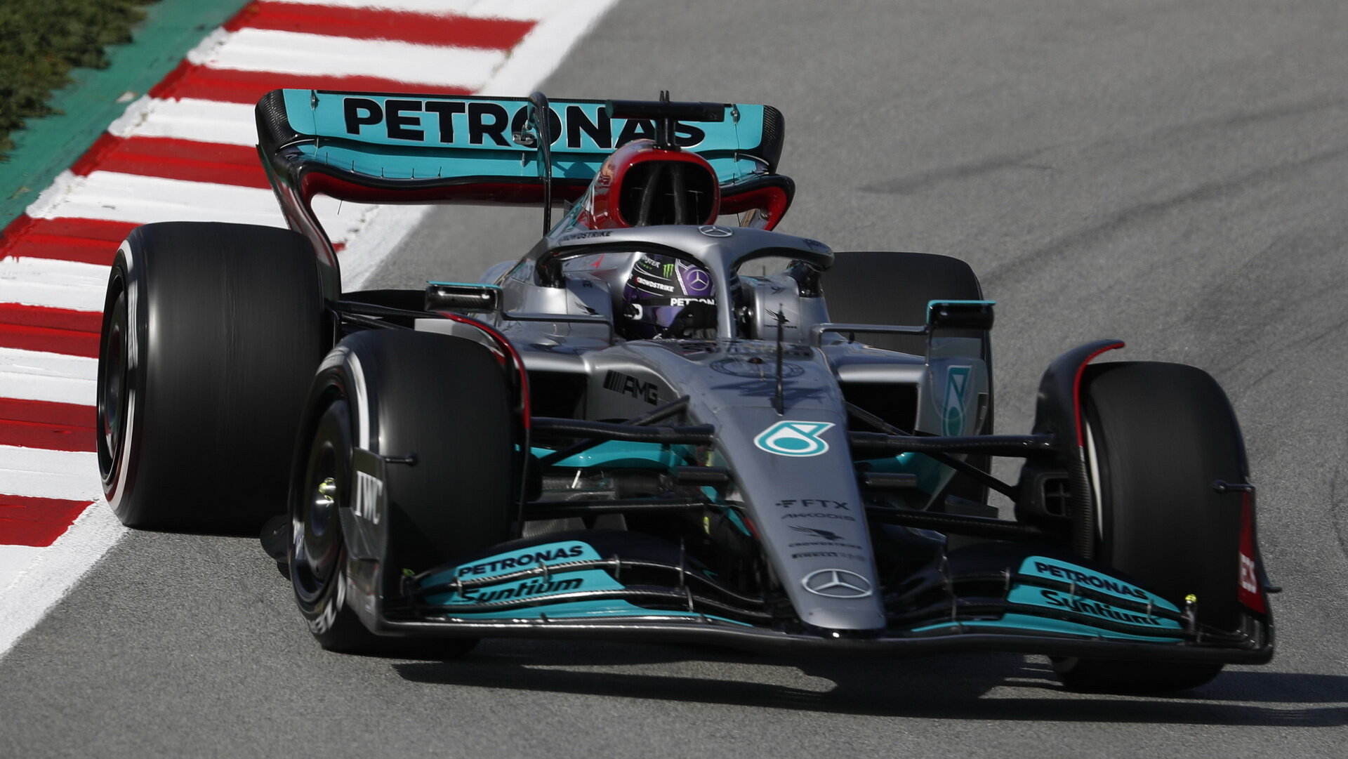 Lewis Hamilton s Mercedesem W13 v Barceloně