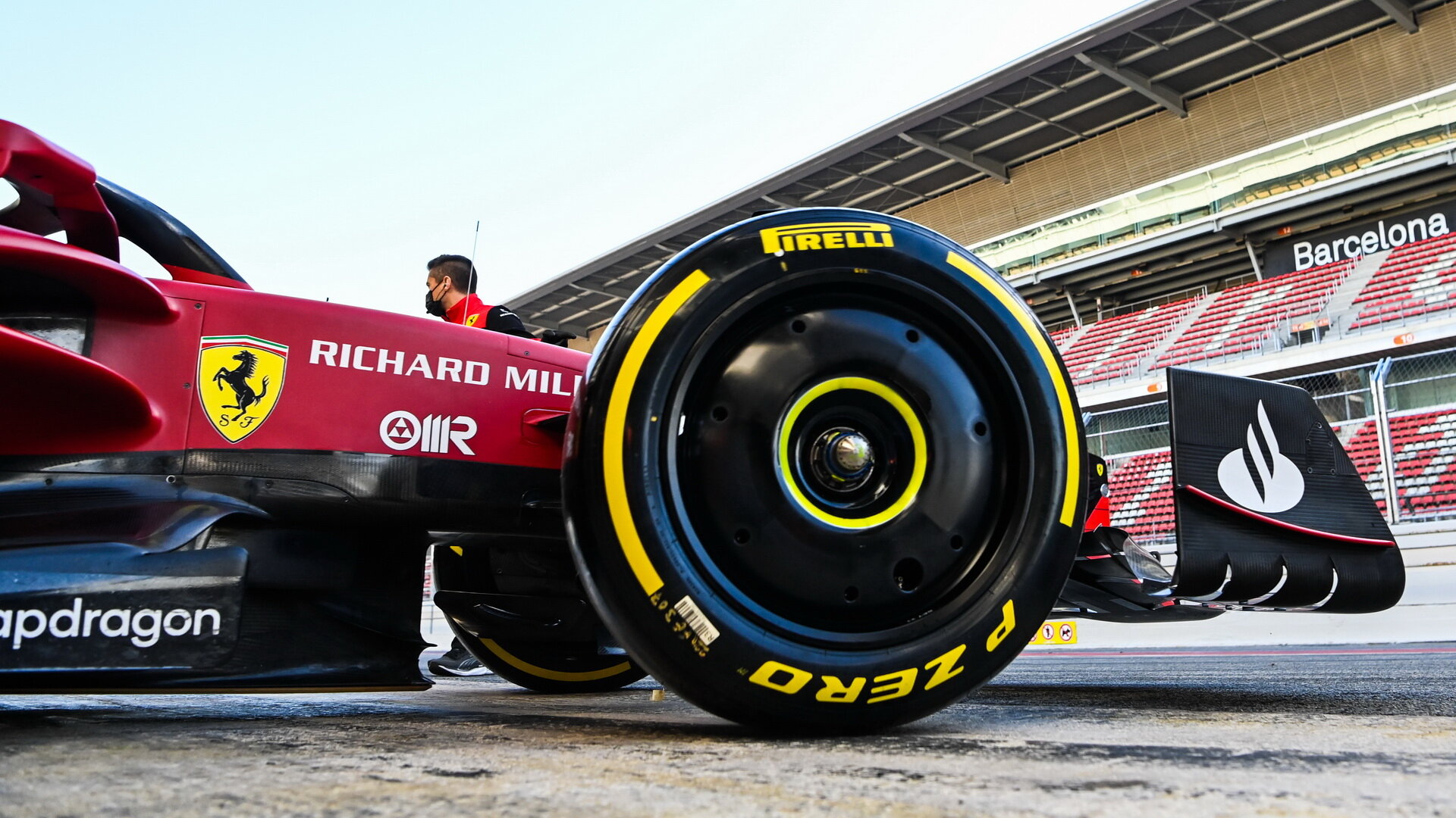 Nové pneumatiky na voze Ferrari F1-75