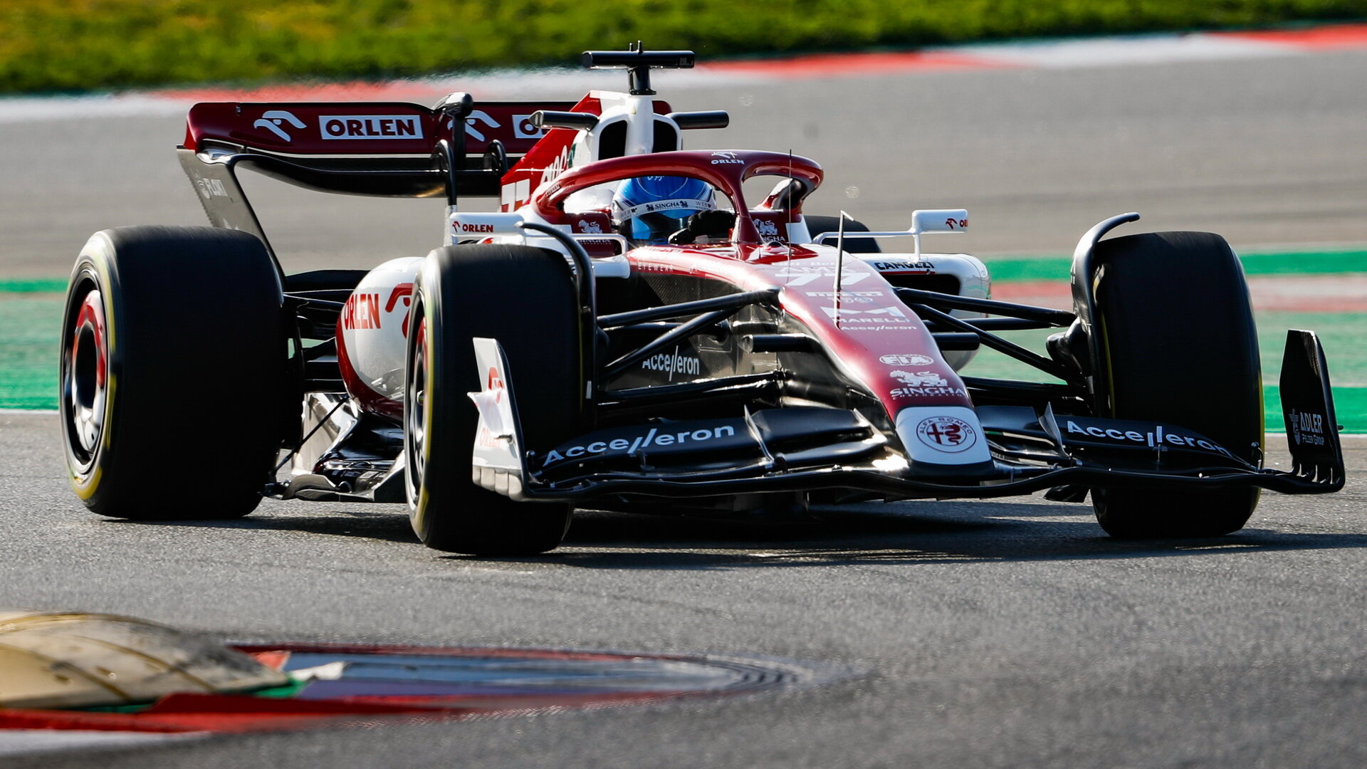 Valtteri Bottas s novou Alfa Romeou C42 během natáčecího dne v Barceloně