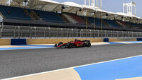 Charles Leclerc s Ferrari F1-75 během 1. dne testů v Bahrajnu