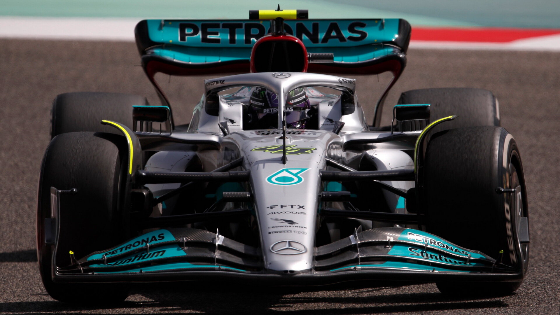 Lewis Hamilton s novým Mercedesem W13 během 1. den testů v Bahrajnu