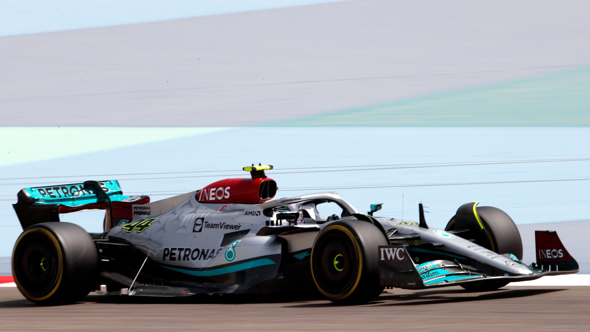 Lewis Hamilton s novým Mercedesem W13 během 1. den testů v Bahrajnu