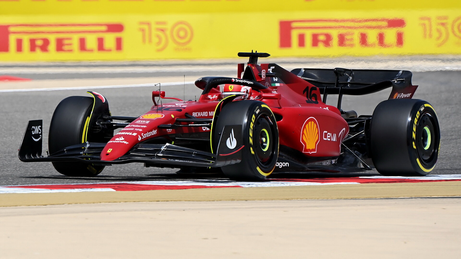 Charles Leclerc s Ferrari F1-75 v Bahrajnu