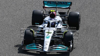Lewis Hamilton s novým Mercedesem W13 v Bahrajnu