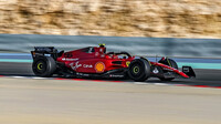Charles Leclerc s Ferrari F1-75 druhý den testů v Bahrajnu