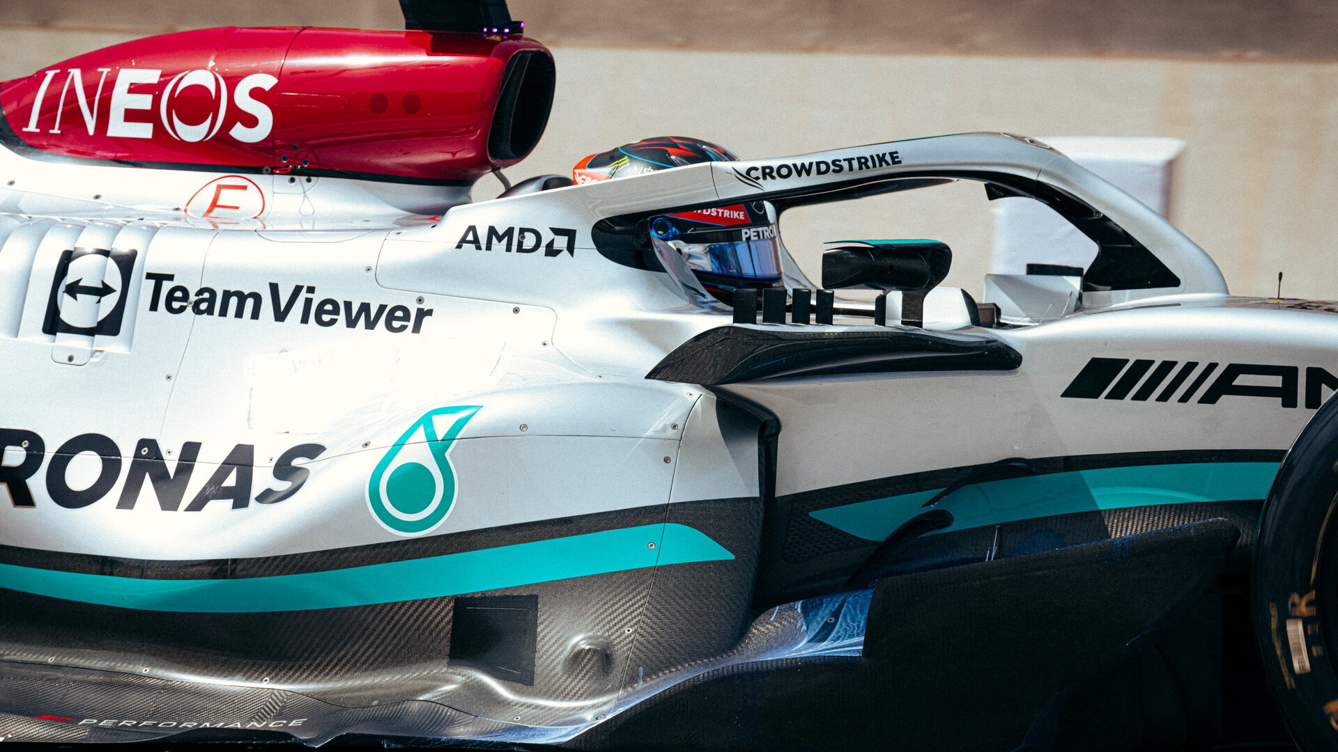 George Russel s Mercedesem W13 druhý den testů v Bahrajnu