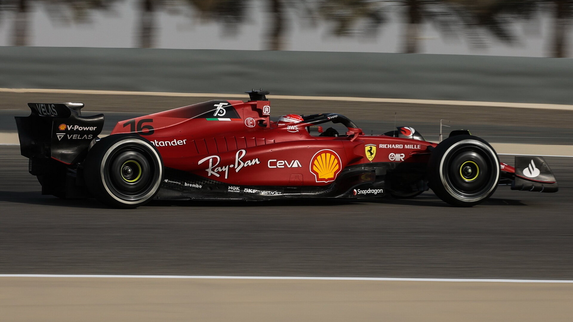 Charles Leclerc vozem Ferrari F1-75 v Bahrajnu