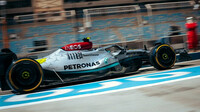 Lewis Hamilton s vozem Mercedes W13 v Bahrajnu