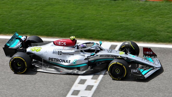 Lewis Hamilton s Mercedesem W13 během posledního dne testů v Bahrajnu