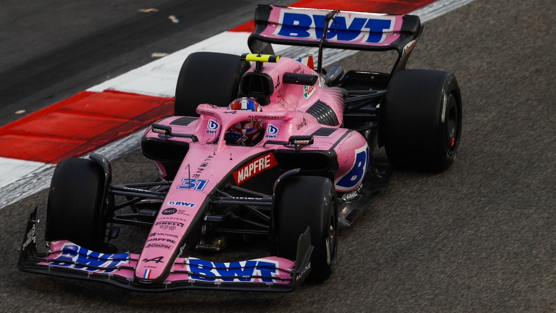 Esteban Ocon druhý den při testech v Bahrajnu