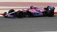 Esteban Ocon druhý den při testech v Bahrajnu