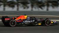 Max Verstappen s Red Bullem RB18 v Bahrajnu