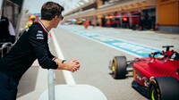 George Russell sleduje Ferrari v boxové uličce
