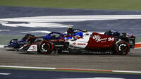 Guanyu Zhou a  Nicholas Latifi v závodě v Bahrajnu