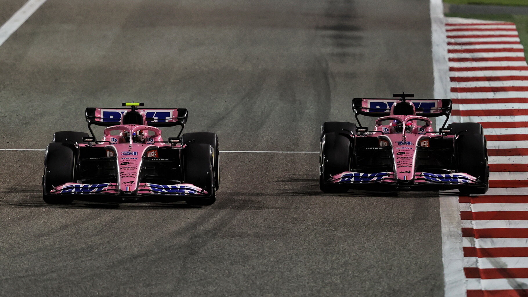 Fernando Alonso a Esteban Ocon v závodě v Bahrajnu