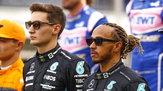 Piloti Mercedesu George Russell (vlevo) a Lewis Hamilton